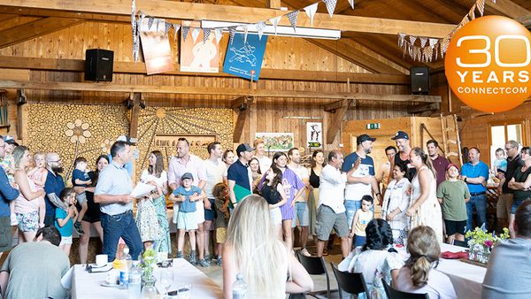 Siegerehrung Gruppenbild Jubiläums-Mitarbeiteranlass Bauernhofolympiade