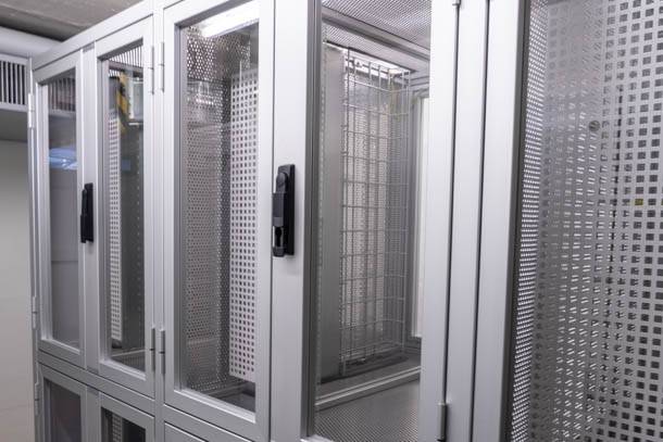 Massanfertigung Colocation Schränke mit Flügeltüren