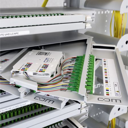 CARMA Rack mit Patchpanel SLITE