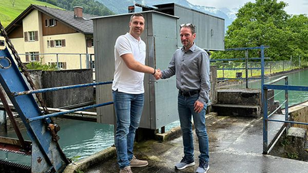 Échange de coups de main entre Sven Gerschwiler et Daniel Gavin