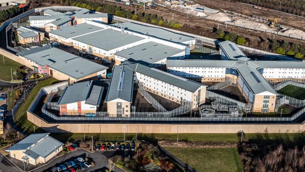 Exemple d'image de prison pour une clôture invisible