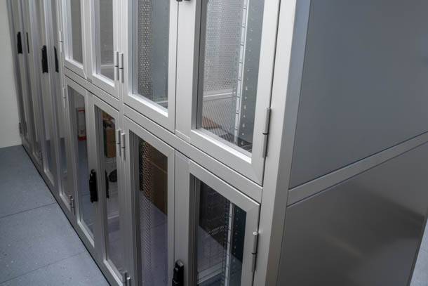 Armoires de colocation sur mesure avec portes battantes