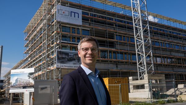 Roman Wigger devant le nouveau bâtiment de Rothenburg