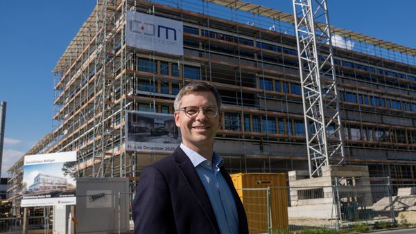 Roman Wigger vor dem Neubau Rothenburg