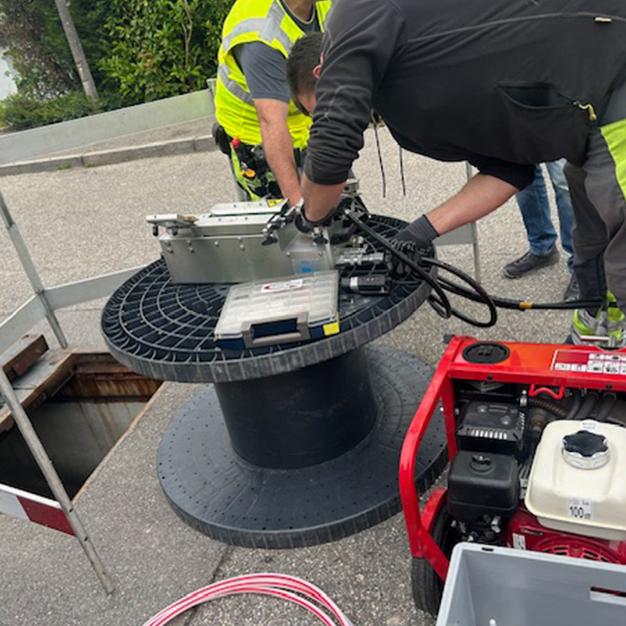 Elfinetwork beim Einblasen von LWL Kabeln
