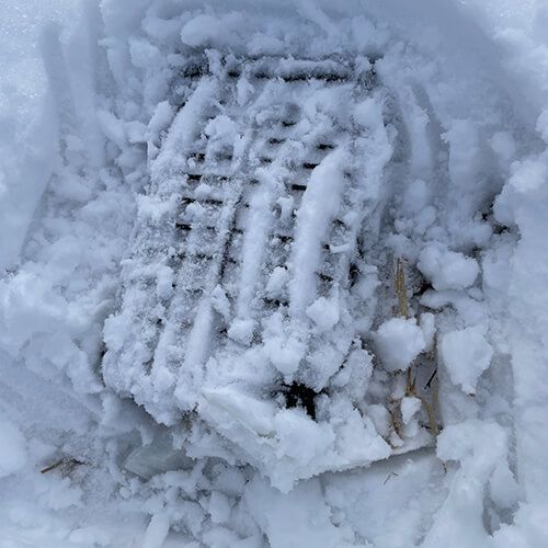 CCM Spleissmuffe ONE halb mit Schnee bedeckt